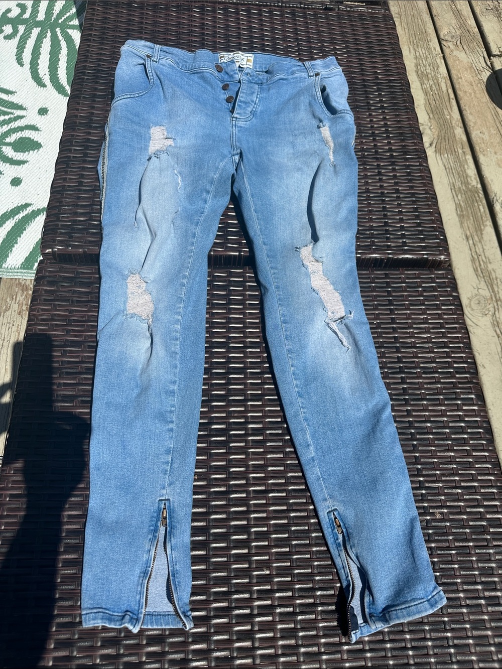 Distressed Skinny Jean w/Zipper Ankle